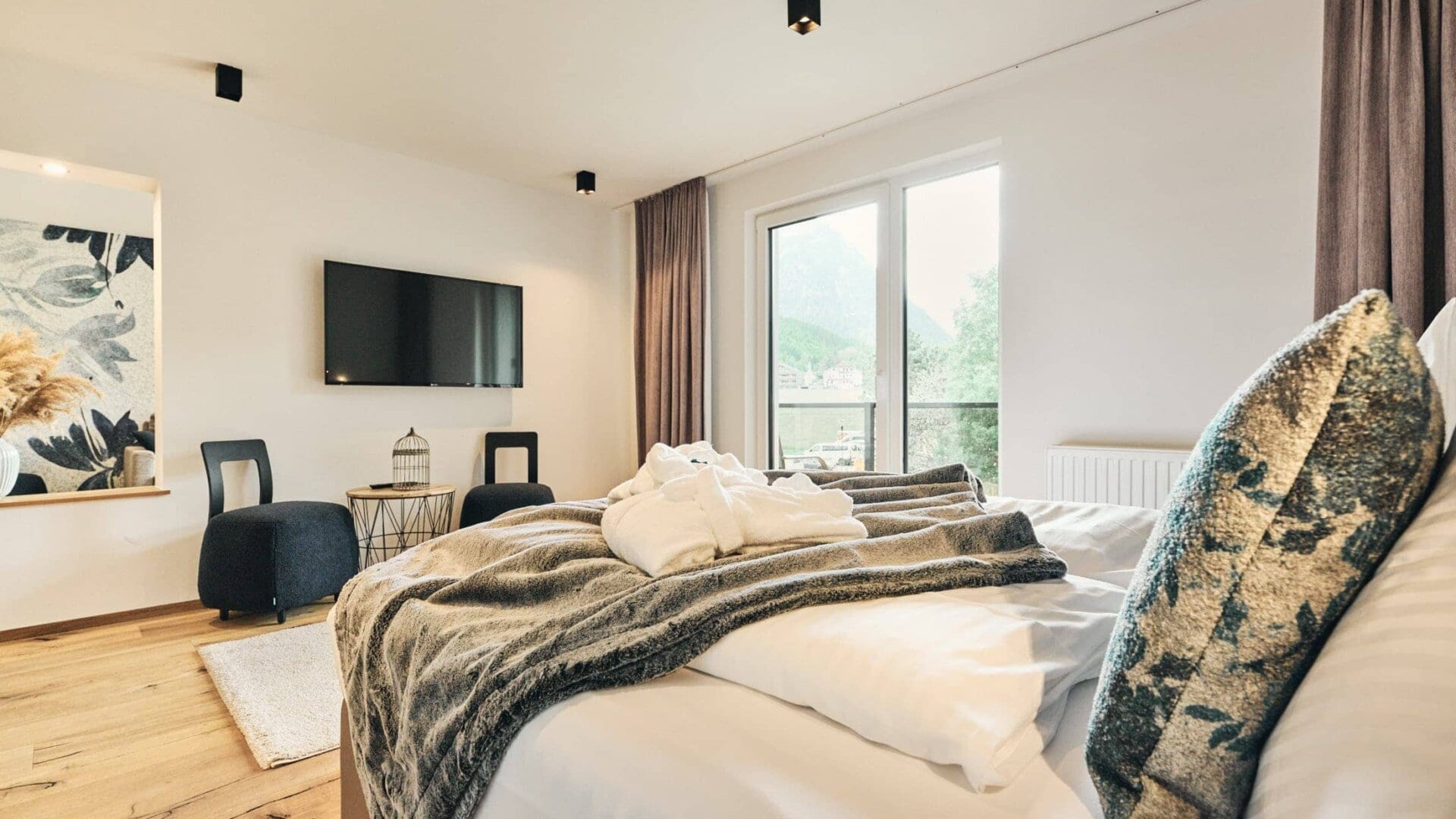 Modernes Hotelzimmer mit Balkon und Fernseher