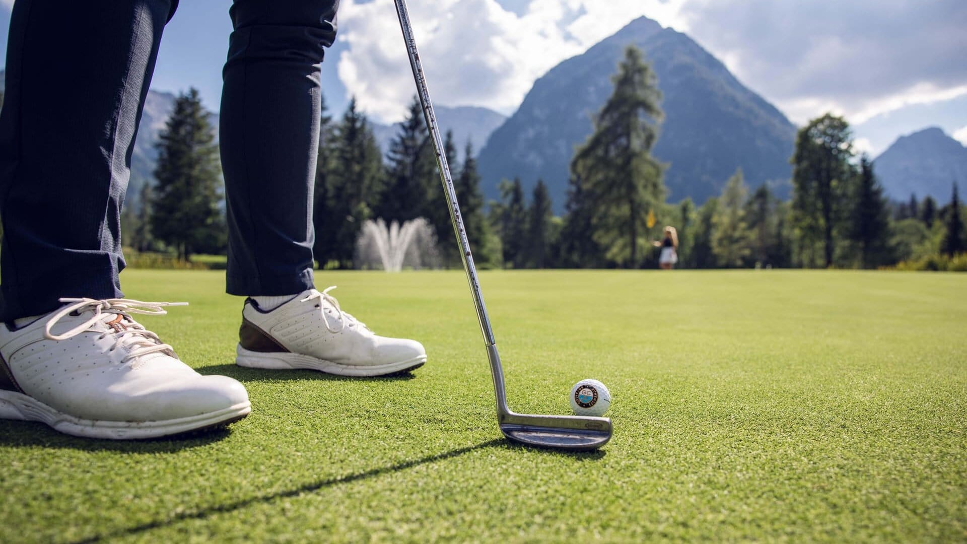 Golfspieler mit Schläger auf dem Grün.